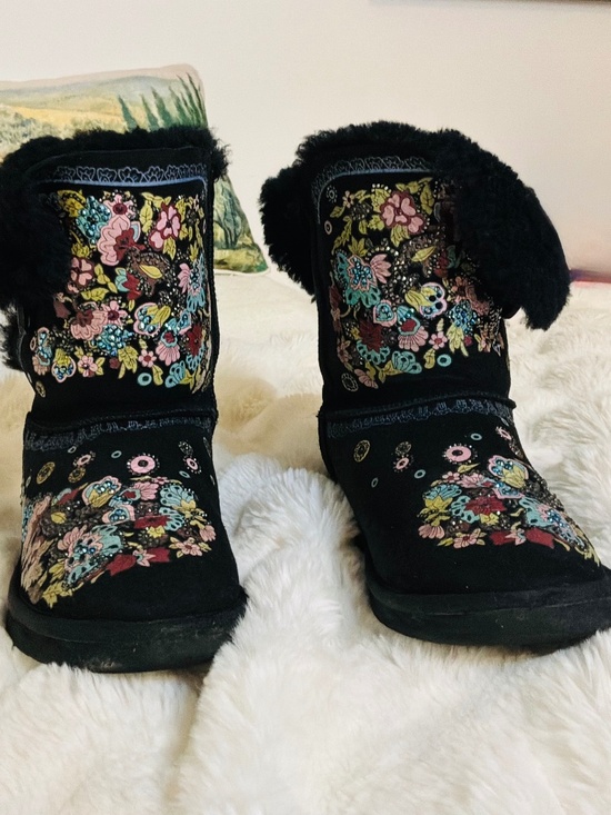 UGG Shoes - RARE VINTAGE UGG Juliette Floral Embroidered Suede Boots Size 9